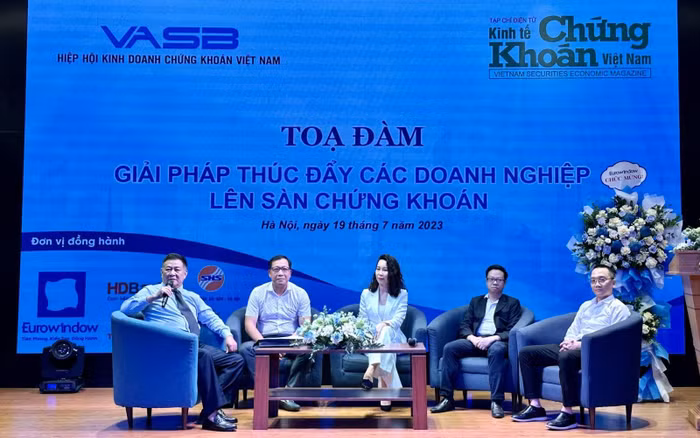 Thị trường chứng khoán tăng mạnh, sao doanh nghiệp không "mặn mà" chuyện lên sàn?