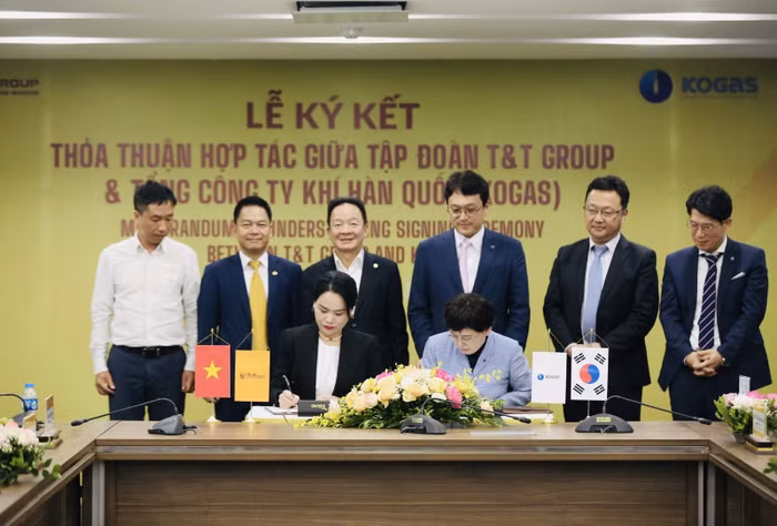 Bà Nguyễn Thị Thanh Bình, Phó Tổng Giám đốc T&T Group (bên trái) và bà Choi Yeon Hye (bên phải), Tổng Giám đốc KOGAS ký thoả thuận hợp tác T&T Group