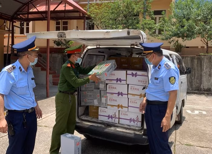 Nhiều sản phẩm nhập lậu được lực lượng Quản lý thị trường tỉnh Lạng Sơn phát hiện và tạm giữ