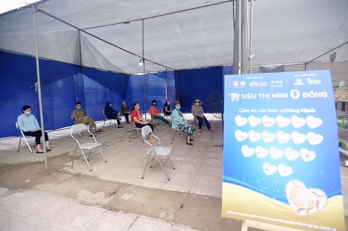 Người dân xếp hàng trước khi đến lượt vào mua sắm, nghiêm túc thực hiện theo đúng hướng dẫn của các bạn thanh niên tình nguyện.