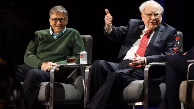 Tỷ phú Bill Gates (bên trái) và tỷ phú Warren Buffet.