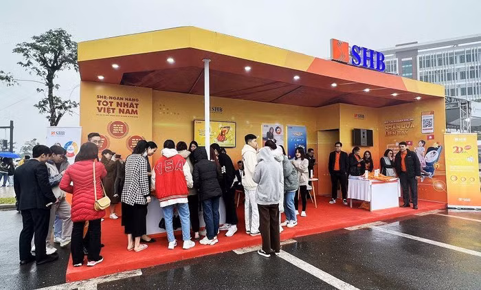 Gian hàng của SHB ấn tượng và bắt mắt thu hút nhiều sự quan tâm của các đại biểu và các bạn sinh viên