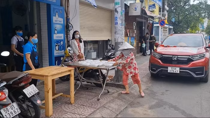 Chị bán hàng rong, nhưng ngày 3 bữa vẫn ăn đều cơm ở quán Nụ cười 9 đã 2 tháng nay. Hỏi chị có hoảng hốt về quê không. Chị bảo không, SG không bao giờ bị đói, người lo đói là do kỹ năng kém khônh biết tìm chỗ có cơm.