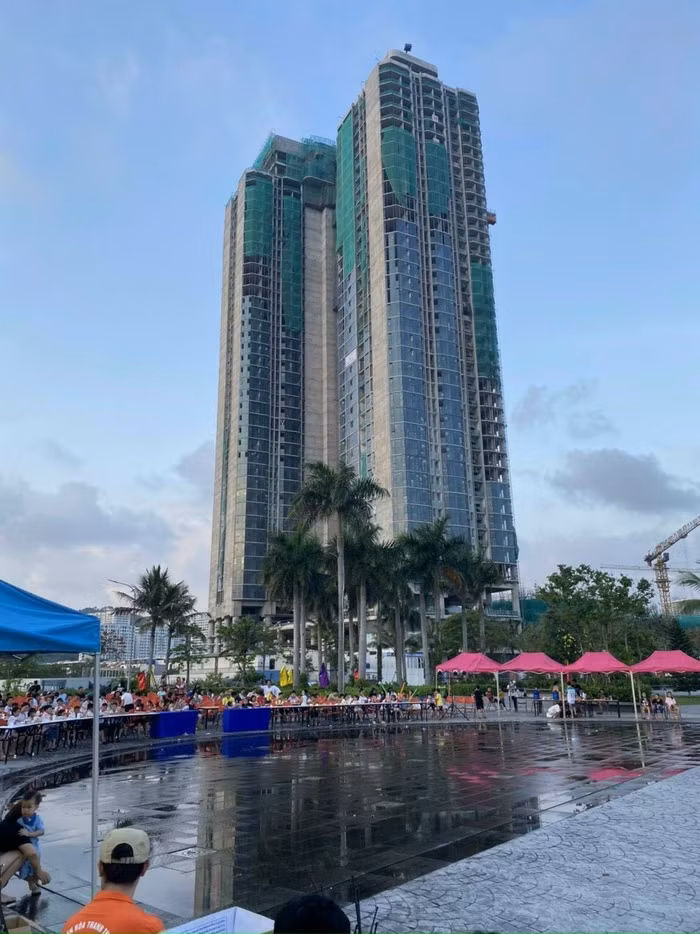 Tòa nhà À La Carte Marina Hạ Long Bay – khu phức hợp căn hộ khách sạn và căn hộ dịch vụ tiêu chuẩn quốc tế, được ngân hàng BIDV và VP bank hỗ trợ sắp được bàn giao cho khách hàng.