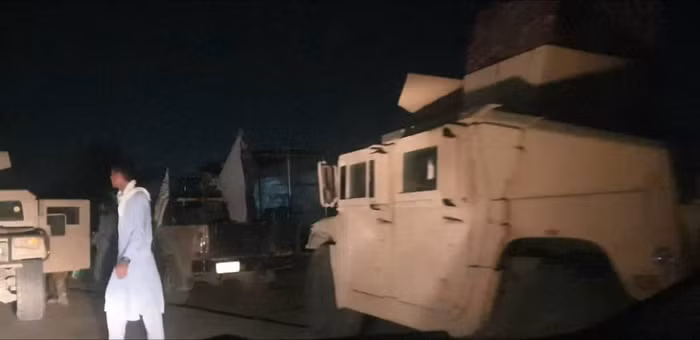 Các tay súng Taliban trên xe Humvee do Mỹ sản xuất tuần tra đường phố Kabul.