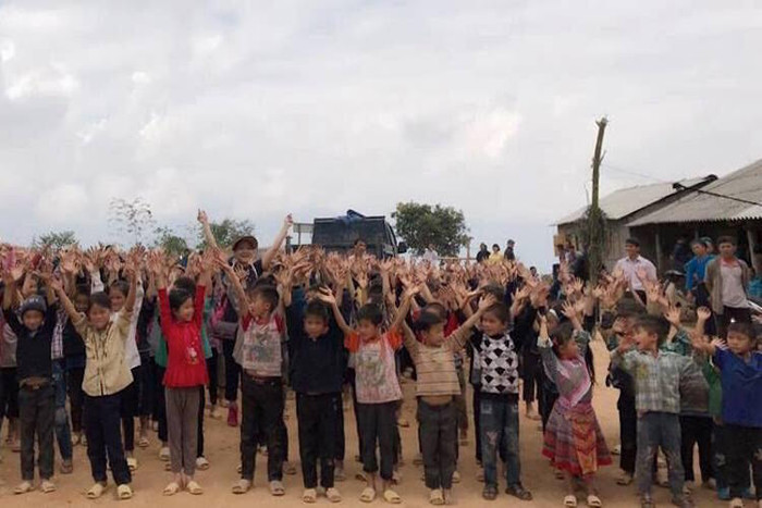 Ca sỹ Thủy Bi trao qùa cho trẻ em Xí Mần- Hà Giang ảnh 3 Ca sỹ Thủy Bi trao qùa cho trẻ em Xí Mần- Hà Giang ảnh 3