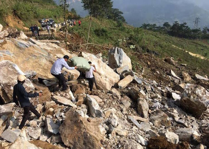 Ca sỹ Thủy Bi trao qùa cho trẻ em Xí Mần- Hà Giang ảnh 1 Ca sỹ Thủy Bi trao qùa cho trẻ em Xí Mần- Hà Giang ảnh 1