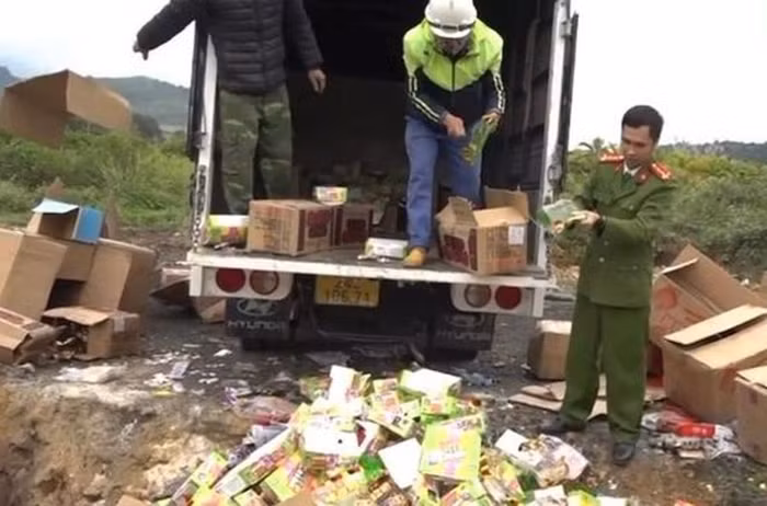 Công an Lào Cai tiêu hủy số lượng lớn bánh kẹo không rõ nguồn gốc