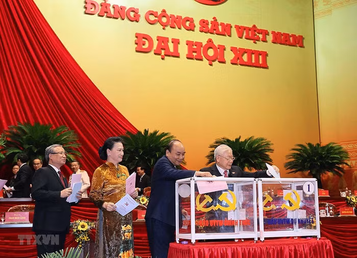Tổng Bí thư, Chủ tịch nước Nguyễn Phú Trọng, Thủ tướng Nguyễn Xuân Phúc, Chủ tịch Quốc hội Nguyễn Thị Kim Ngân, Thường trực Ban Bí thư Trần Quốc Vượng bỏ phiếu bầu Ban Chấp hành Trung ương khóa XIII. (Ảnh: TTXVN)