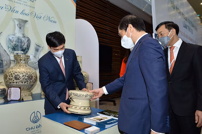Tổng Giám đốc Công ty cổ phần Gốm Chu Đậu Nguyễn Hữu Thức giới thiệu về lịch sử dòng Gốm tới Bộ trưởng Bùi Thanh Sơn