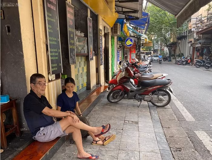 Chủ cơ sở kinh doanh ngán ngẩm "ngóng" khách. Ảnh: Võ Hằng