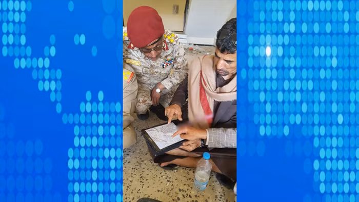 Sĩ quan chỉ huy lực lượng kháng chiến Yemen thảo luận với tướng al-Hakim về các hoạt động quân sự ở các tỉnh Ma'rib và Shabwah, thị trấn Beihan ngày 3/8/2021.
