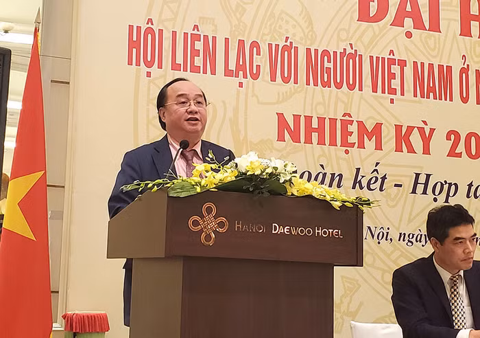 TS. Nguyễn Hồng Sơn - Phó Chủ tịch Phòng Thương Mại và Công nghiệp Việt Nam (VCCI), Chủ tịch Hội liên lạc với người Việt Nam ở nước ngoài TP. Hà Nội (HALOVI) phát biểu khai mạc Đại hội