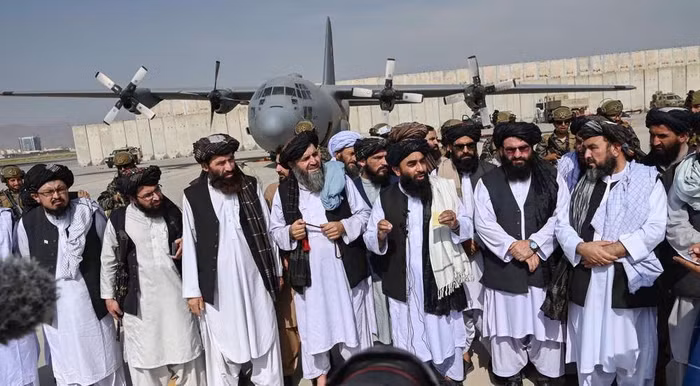 Những vũ khí, trang thiết bị mà Taliban thu được trên sân bay Kabul.