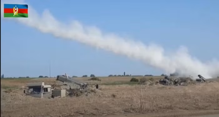 Pháo phản lực (MLRS) Lynx sử dụng tên lửa không điều khiển (rockets) LAR-160