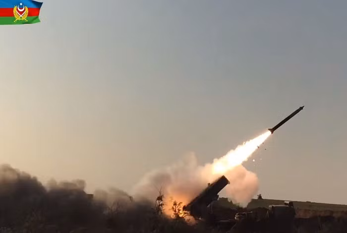 Pháo phản lực (MLRS) Lynx sử dụng tên lửa có điều khiển EXTRA
