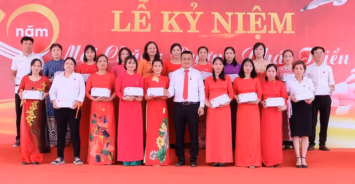 Ông Phí Ngọc Trịnh - TGĐ Tập đoàn vinh danh cá nhân có thời gian công tác từ 20 đến 25 năm