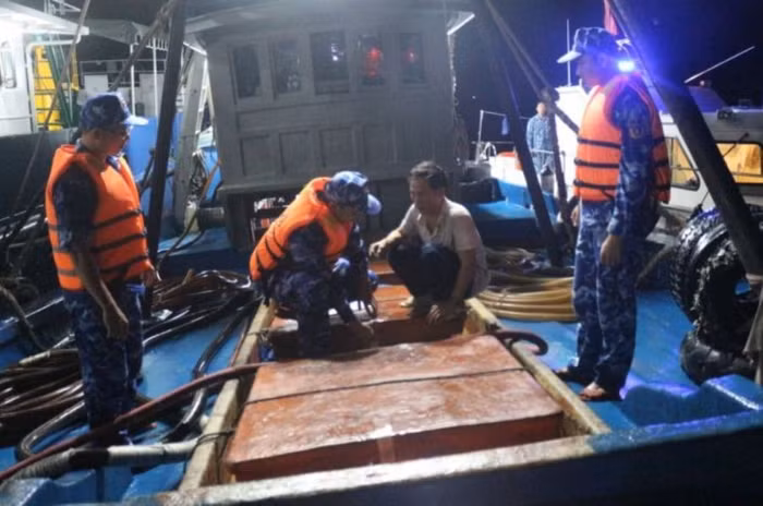 Vùng Cảnh sát biển 4 thu giữ hàng chục nghìn lít dầu DO trái phép tại vùng biển Hòn Khoai ảnh 1