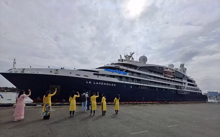 Du thuyền cao cấp Le Lapérouse của hãng Ponant đến từ Pháp cập cảng Sài Gòn. (Ảnh: Báo Người Lao động)