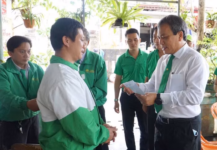 Ông Trương Quang Mẫn – Bí thư Đảng Ủy – Phó chủ tịch Tập đoàn xuất phát từ TP. HCM đến thăm và tặng quà cứu trợ cho CBNV Mai Linh