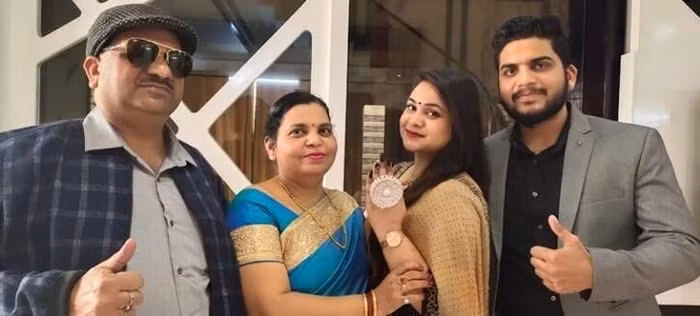 Harshit Bansal (áo ghi) cùng người mẫu và gia đình.