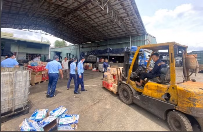 Lực lượng chức năng tổ chức tiêu hủy sản phẩm không rõ nguồn gốc