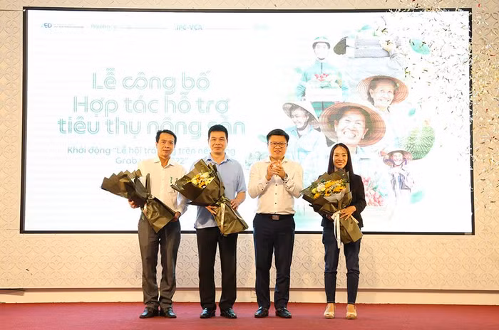 Các bên công bố hợp tác thực hiện Chương trình hỗ trợ chuyển đổi số, kết nối tiêu thụ nông sản cho doanh nghiệp nhỏ và vừa...