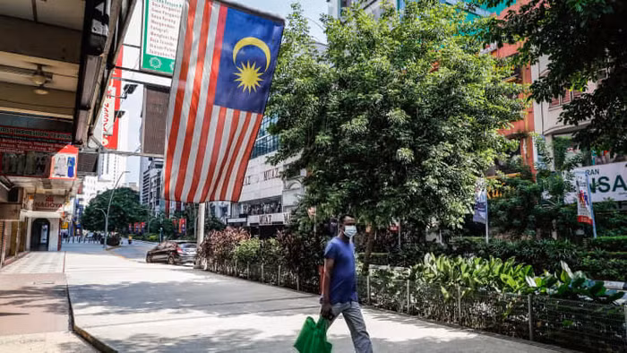 Người biểu tình bê những xác chết giả trong một cuộc biểu tình gần Quảng trường Độc lập ở Kuala Lumpur, yêu cầu thủ tướng từ chức vì các cách xử lý đại dịch không thoả đáng.