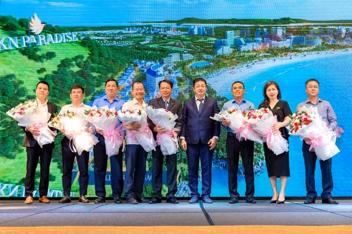 Đại diện Chủ đầu tư dự án KN Paradise tặng hoa các đối tác tài trợ tài chính là các ngân hàng hàng đầu tại Việt Nam.