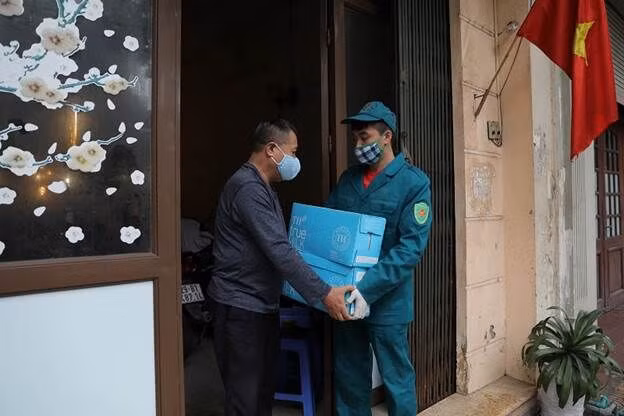 Những ly sữa tươi sạch của TH true MILK đến với người dân bị cách ly, chung tay đẩy lùi dịch COVID-19.