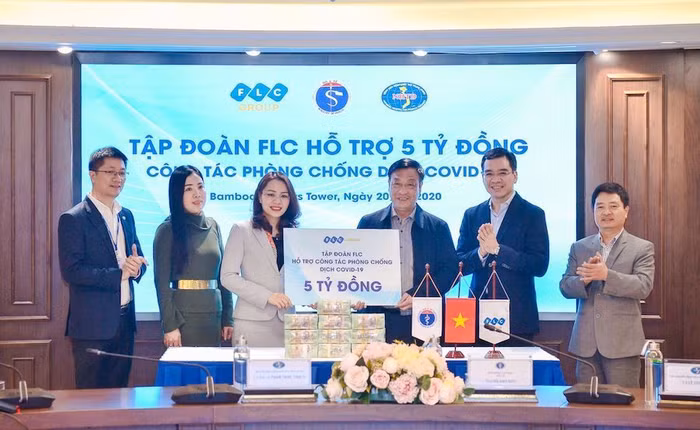 Bà Hương Trần Kiều Dung, Phó Chủ tịch kiêm TGĐ Tập đoàn FLC trao 5 tỷ đồng hỗ trợ công tác phòng chống dịch bệnh cho đại diện Bộ Y tế