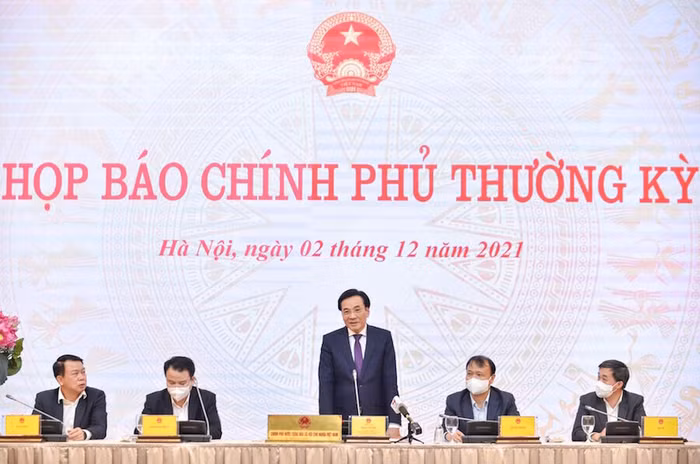 Bộ trưởng Chủ nhiệm Văn phòng Chính phủ Trần Văn Sơn và các thành viên của Chính phủ đã giải đáp nhiều vấn đề nóng được các phóng viên đặt ra trong cuộc họp báo thường kỳ tháng 11. (Ảnh: VGP)