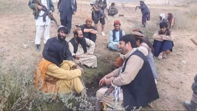 9 tay súng Taliban đầu hàng quân Kháng chiến ở quận Andarab, 6 người trong số đó mang quốc tịch Pakistan.