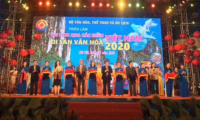 Các đại biểu cắt băng khai mạc triển lãm. Ảnh: Miên Hạo/Báo Văn hoá