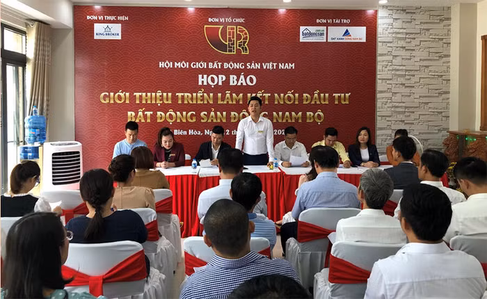 Ông Trịnh Nguyên Tuấn Anh - Ủy viên BCH Hội môi giới BĐS Việt Nam phát biểu tại buổi gặp gỡ báo chí