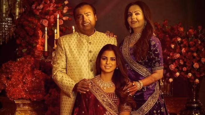 Tỷ phú Mukesh Ambani cùng vợ, bà Nita Ambani và con gái Isha Ambani.