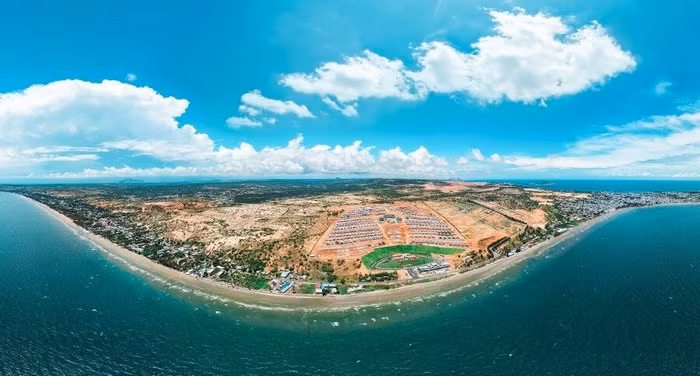 Các biệt thự tại NovaHills Mui Ne Resort &amp; Villas mang hơi thở của biển cả được xây dựng theo mô hình biệt thự đơn lập “tựa sơn, hướng thủy”, ngay trong vịnh Mũi Né
