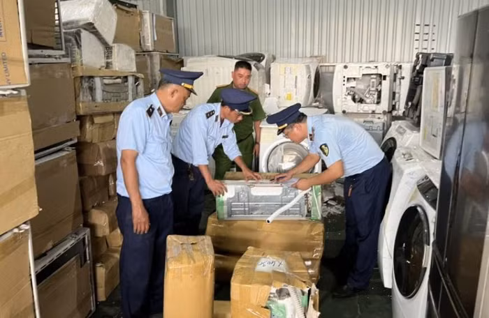 Lực lượng QLTT Bình Dương phát hiện lô shisha nhập lậu mang nhãn hiệu ALFAKHER tại Chi nhánh Công ty TNHH Sản xuất và Dịch vụ vận tải Ngọc Huy