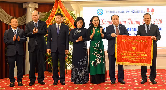 Chủ tịch HBA cùng các Phó chủ tịch HBA nhận Cờ thi đua của Bộ Công Thương từ Thứ trưởng Cao Quốc Hưng