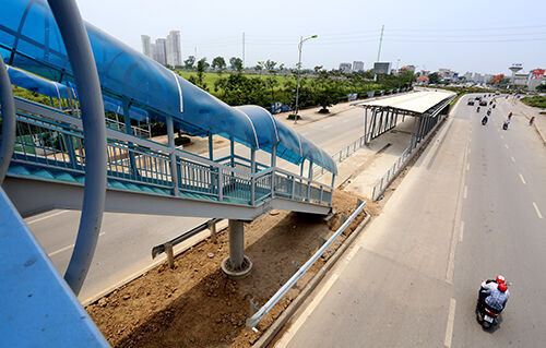 Ngày đầu vận hành BRT, buýt nhanh loanh quanh trong Bến