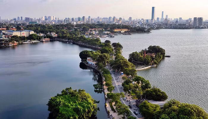 Hồ Tây, hồ Trúc Bạch tiêu biểu cho vẻ đẹp mênh mông, thơ mộng của các hồ nước. Ảnh: Hànộimới