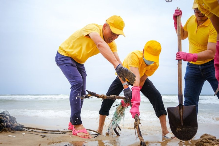 Hàng trăm tình nguyện viên Phú Quốc xuống phố thu gom rác ảnh 3 Hàng trăm tình nguyện viên Phú Quốc xuống phố thu gom rác ảnh 3