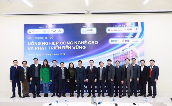 Các đại biểu dự Hội nghị chuyên đề Nông nghiệp công nghệ cao và phát triển bền vững