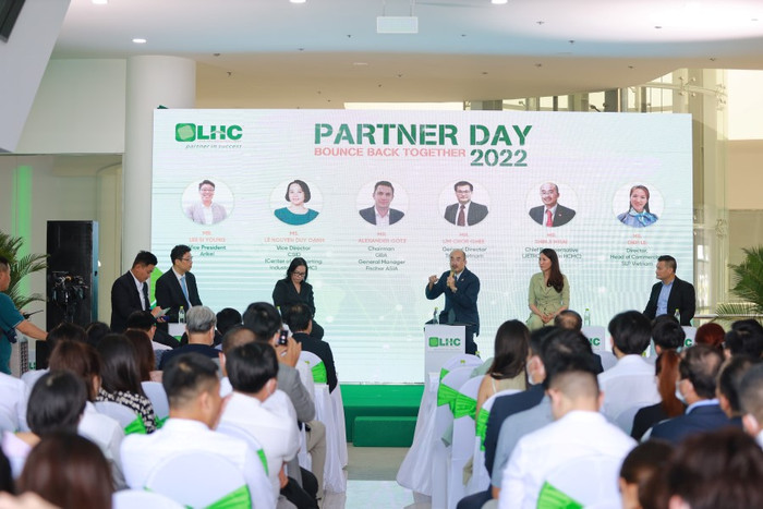Tọa đàm với chủ đề "Thách thức của Doanh nghiệp thời kỳ hậu COVID-19 và Cơ hội từ làn sóng dịch chuyển chuỗi cung ứng đang diễn ra toàn cầu" Tọa đàm với chủ đề "Thách thức của Doanh nghiệp thời kỳ hậu COVID-19 và Cơ hội từ làn sóng dịch chuyển chuỗi cung ứng đang diễn ra toàn cầu"