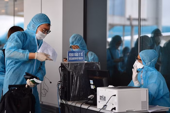 Hành khách làm thủ tục ở bên ngoài nhà ga SB Vân Đồn