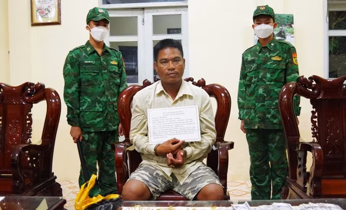 Đối tượng vận chuyện vàng và ngoại tệ qua biên giới tại Đồn Biên phòng cửa khẩu quốc tế Tịnh Biên