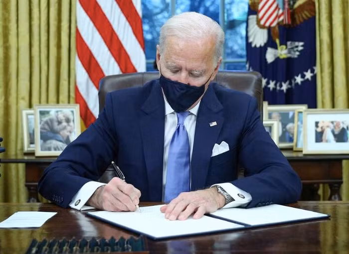 Ngày đầu tại vị, TT Joe Biden đảo ngược hàng loạt chính sách của cựu TT Trump