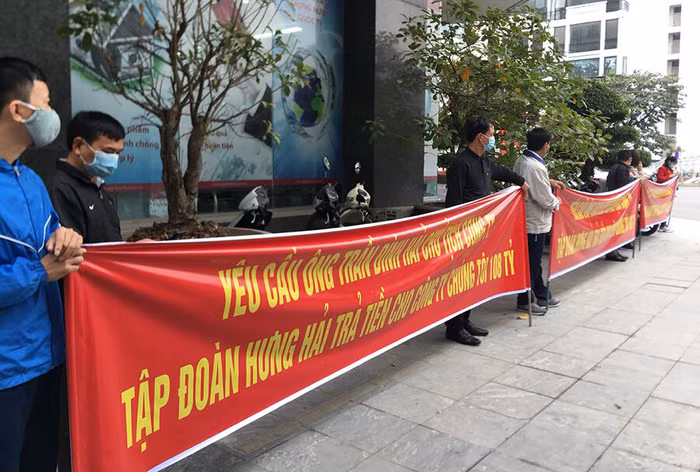 Mặc dù lo sợ dịch bệnh Covid-19 nhưng nhiều công nhân vẫn kéo nhau đến trụ sở Hưng Hải với mong muốn đòi được nợ để có khoản tiền về quê cũng như sắm sanh đón Tết