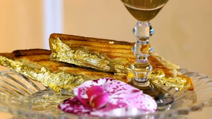 “Thưởng thức” món bánh sandwich dát vàng đắt nhất trên thế giới