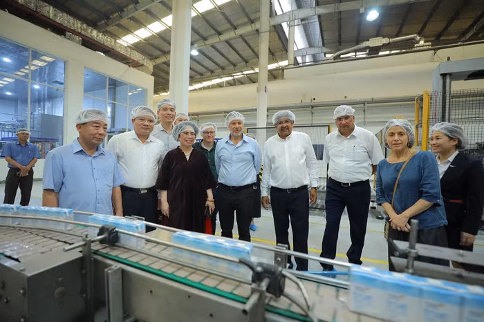 Đại sứ Andrew Goledzinowski (giữa) cùng đoàn thăm Nhà máy sữa tươi sạch TH true MILK